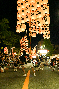 男性が竿燈を腰で支えている画像