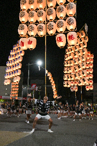 額で竿燈を上げている男性の画像。
