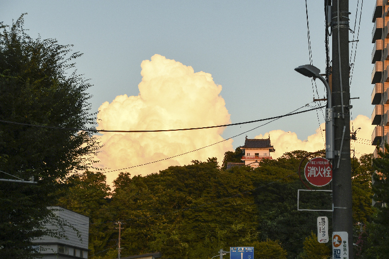 夕暮れの御隅櫓を離れた町中で撮影した写真。